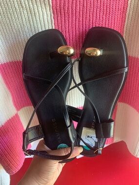 Sandals with golden toe